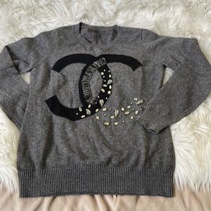 Women grey sweater with diamond design